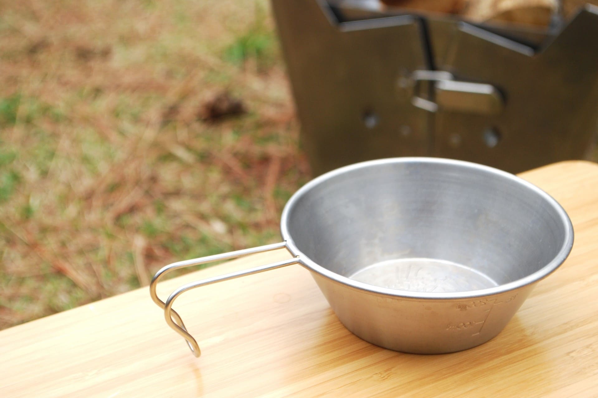 炊飯にシェラカップが最適な理由は？キャンプで役立つテクニック